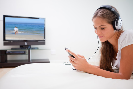 年轻女子用MP3听音乐
