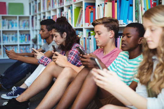 学校图书馆使用手机的学生