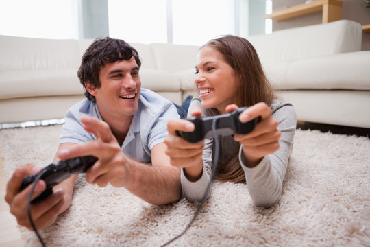 年轻夫妇一起玩电子游戏