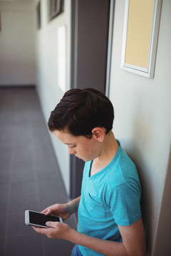 在学校走廊里用手机的男生
