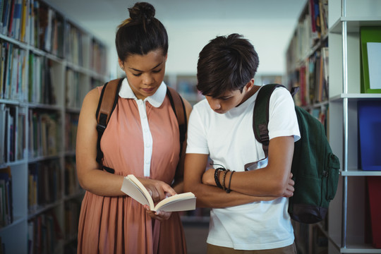 在学校图书馆专注读书的学生