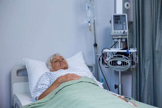 老年病人躺在医院的床上
