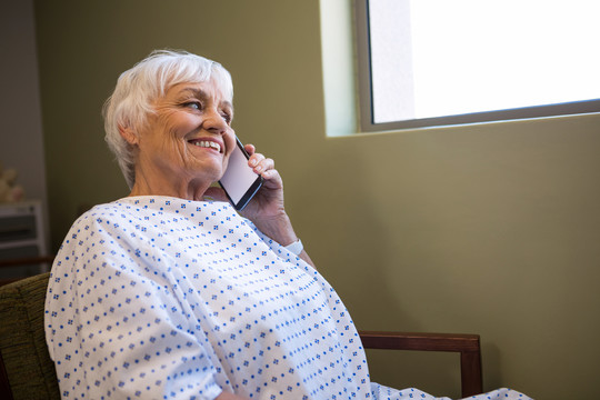 老年患者在医院用手机通话