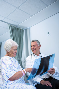 医生与住院老年患者讨论X光报告
