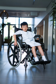 医院里坐轮椅的残疾男孩