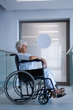 医院走廊轮椅上的残疾老年患者