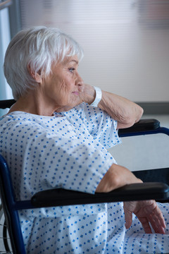 医院走廊轮椅上的残疾老年患者