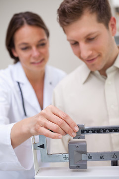 医生测量病人体重