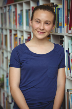 学校图书馆微笑女学生画像