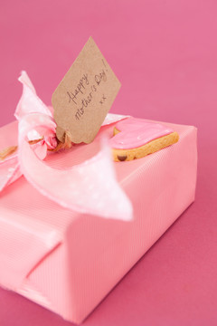 粉红背景礼品盒的特写镜头