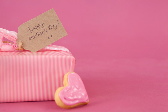 粉红背景礼品盒的特写镜头