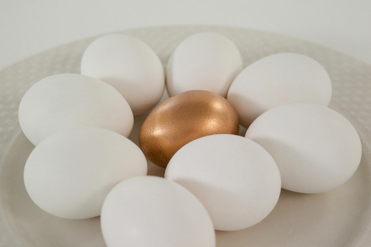 盘子里白色和金色复活节彩蛋