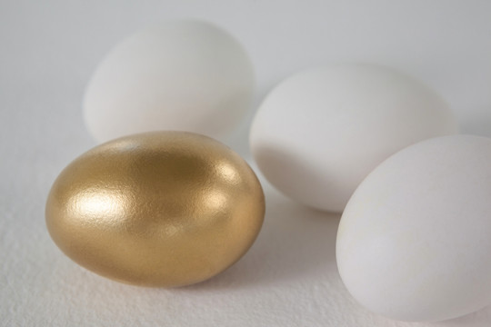 白色和金色复活节彩蛋的特写镜头