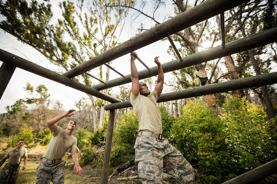士兵在新兵训练营爬猴栏