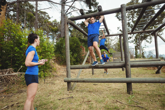 适合妇女在训练营爬猴栏
