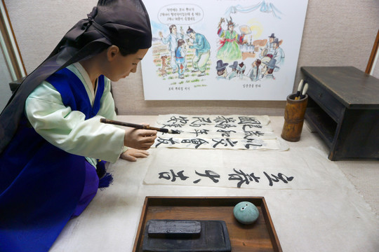 韩国民俗雕塑写春联