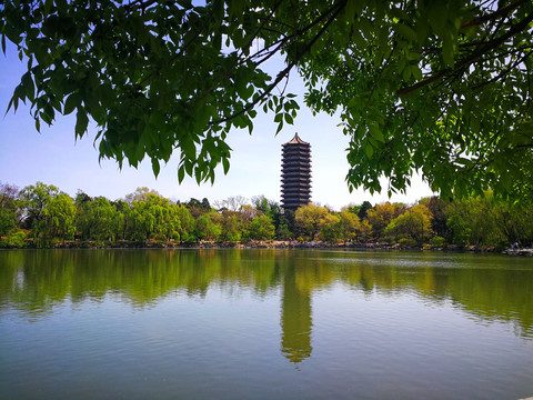 北京大学未名湖博雅塔