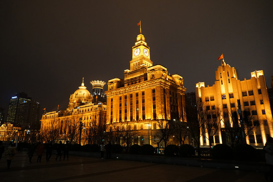 上海外滩老建筑的夜景灯光