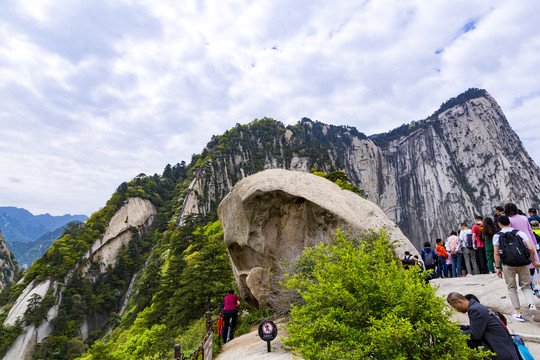 华山断崖石山