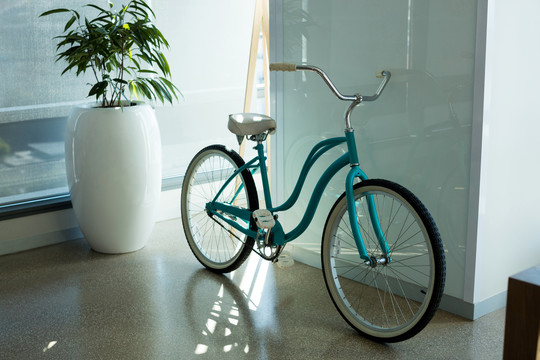 办公室里的自行车