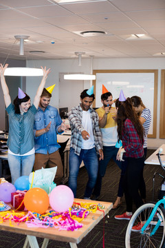 商务团队在办公室庆祝