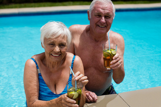 泳池边的老年夫妇