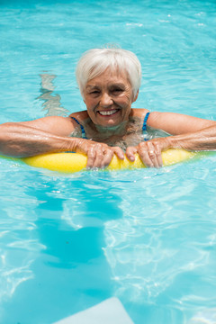 在游泳池里的老年妇女