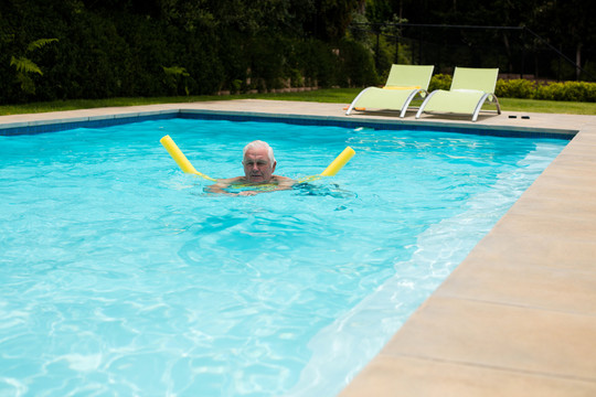 在游泳池游泳的老年妇女