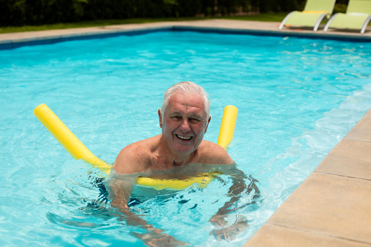 泳池里里游泳的老人