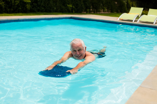 泳池里里游泳的老人