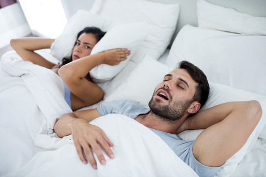 年轻的浪漫夫妻睡在卧室的床上
