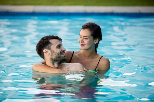 泳池里浪漫的夫妇