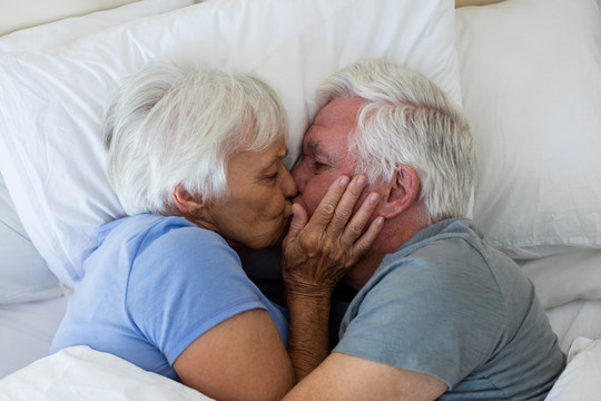 老年夫妇在家里的卧室里互相拥抱