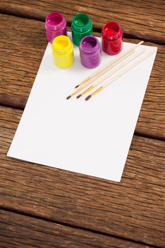 水彩颜料和画笔笔刷
