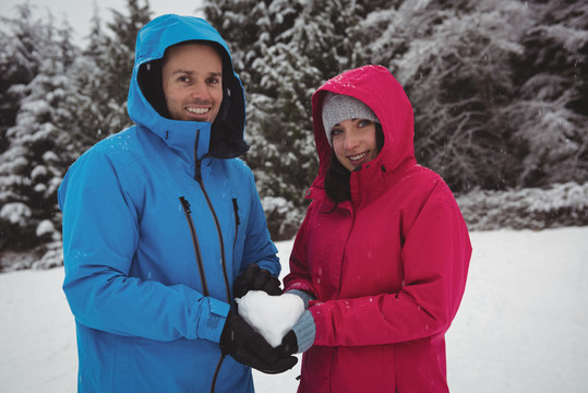 穿暖衣抱着雪球的夫妻