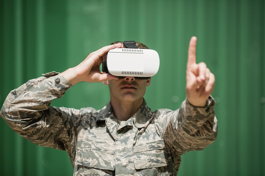 使用虚拟现实耳机的军人