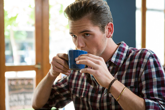 喝咖啡的年轻男人
