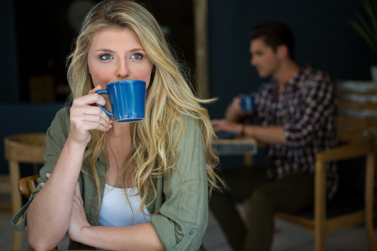 女青年在自助餐厅喝咖啡