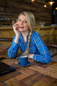 咖啡店微笑金发女郎画像