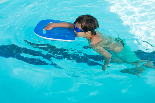 学习游泳的小孩