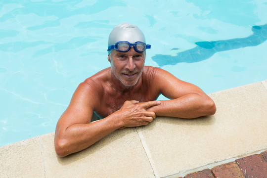泳池里健身的老年人