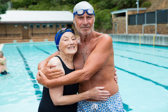 泳池里游泳的老年夫妇