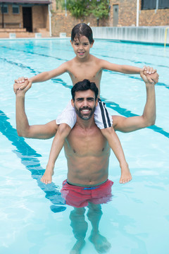 游泳教练教孩子游泳