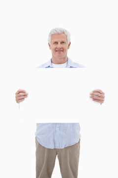 一个成熟男人拿着一块白底白板