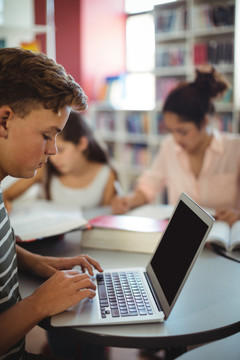 学校图书馆里的学生