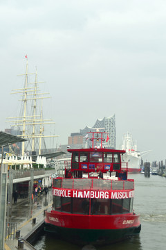 德国汉堡港易北河上的游船