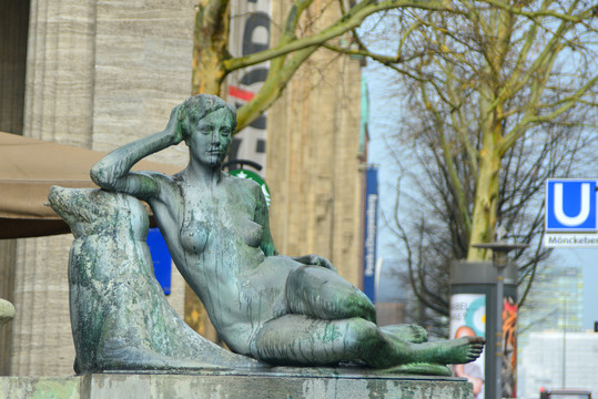 德国汉堡城市雕塑海豹和人体