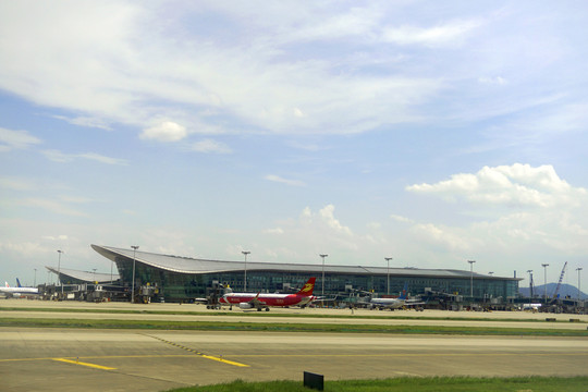 从停机坪远眺杭州机场航站楼