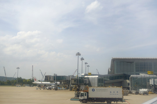 从停机坪远眺杭州机场航站楼