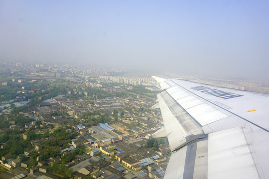 航拍成都飞离双流航空港地区